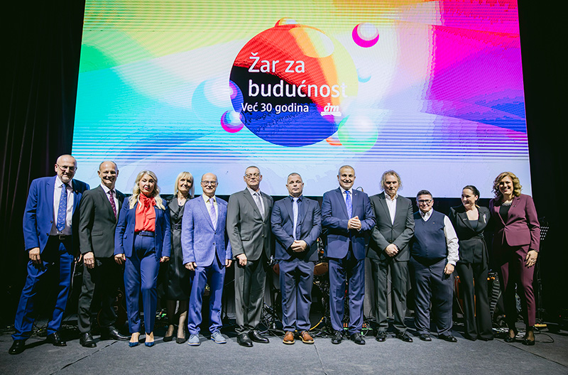 Tri desetljeća dm-a u Hrvatskoj: Od prve police u Dubravi do lidera s 2.294 djelatnika!